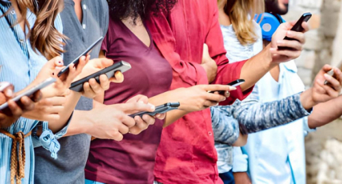 Francia, stop ai social per gli under 15: prima legge del genere in Europa